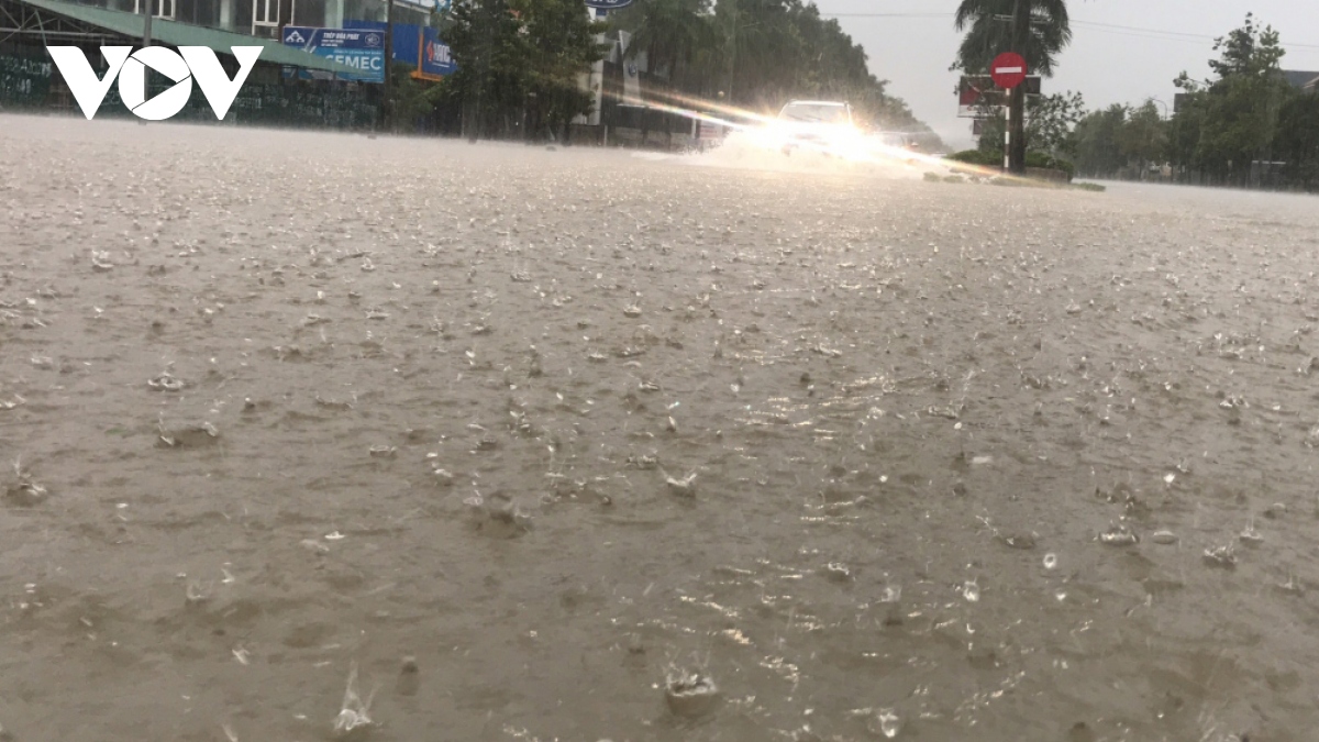 Heavy downpours engulf streets throughout Vinh city